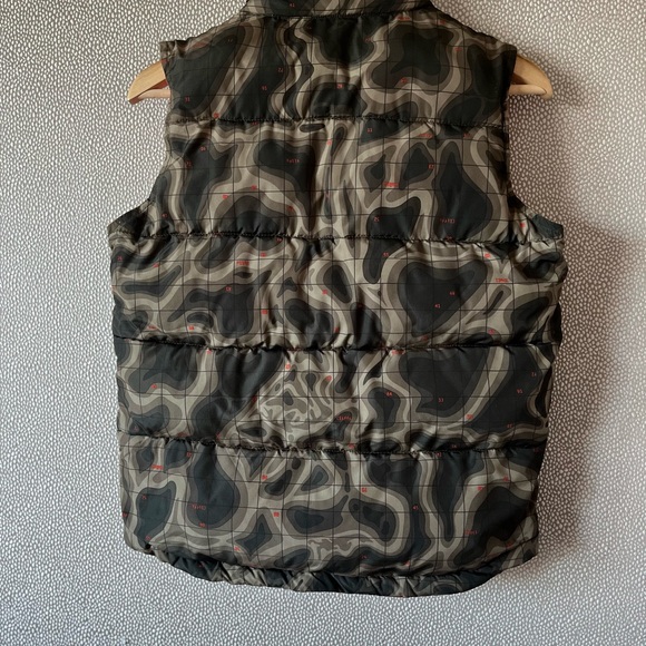 L (10) GAP Kids Camouflage Puffer Vest - Picture 4 of 7